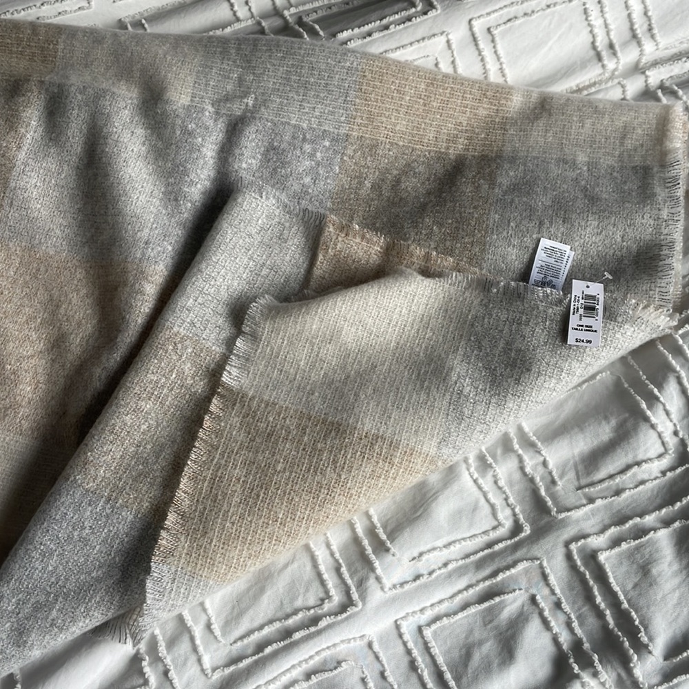 NWT blanket scarf - Picture 3 of 3